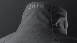 Veste INS100 Zhik -Marin Costumes Boutique 2020 featurebanner large blackjacket 1