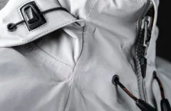 Veste INS200 Homme Zhik 23 Veste INS200 Homme Zhik -Marin Costumes Boutique 2020 featurebanner medium ashjacket 1 1