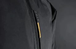 Veste INS100 Zhik -Marin Costumes Boutique 2020 featurebanner medium blackjacket 11