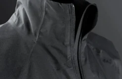 Veste INS100 Zhik -Marin Costumes Boutique 2020 featurebanner medium blackjacket 2 3