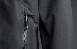 Veste INS200 Homme Zhik 26 Veste INS200 Homme Zhik -Marin Costumes Boutique 2020 featurebanner medium blackjacket 3b 1