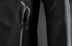 Veste INS100 Zhik -Marin Costumes Boutique 2020 featurebanner medium blackjacket 5 3