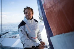 Vareuse MPX Pro Race Offshore 2.0 Musto -Marin Costumes Boutique hero 82304 mpx location photoshoot sam pam050